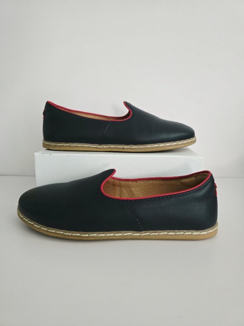 Charix Navy Blue Red Trim Leather Slip On Flats Loafers Shoes 39 8.75 9 Womens